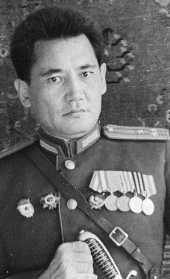 Портрет Момыш-Улы Б.